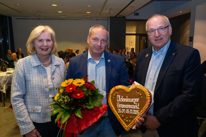 Bürgermeisterin Petra Averbeck, Reinhold Hempen (M. & R. Hempen GbR) und Michael Lorenz (Leiter des Bürger- und Ordnungsamtes) bei der Ehrung am 1. Oktober 2025. Foto: Sascha Stüber
