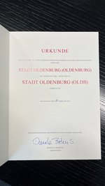 Urkunde der Umbenennung von „Stadt Oldenburg (Oldenburg)“ in „Stadt Oldenburg (Oldb)“. Foto: Stadt Oldenburg Urkunde der Umbenennung von „Stadt Oldenburg (Oldenburg)“ in „Stadt Oldenburg (Oldb)“. Foto: Stadt Oldenburg