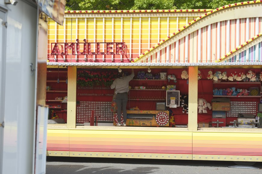 Der Aufbau eines Schießwagens auf dem Kramermarkt am 22. September 2025. Foto: Sascha Stüber