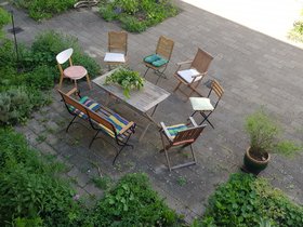 Sitzgruppe im Innenhof der Beginenhöfe Bielefeld-Senne. Foto: Stadt Oldenburg
