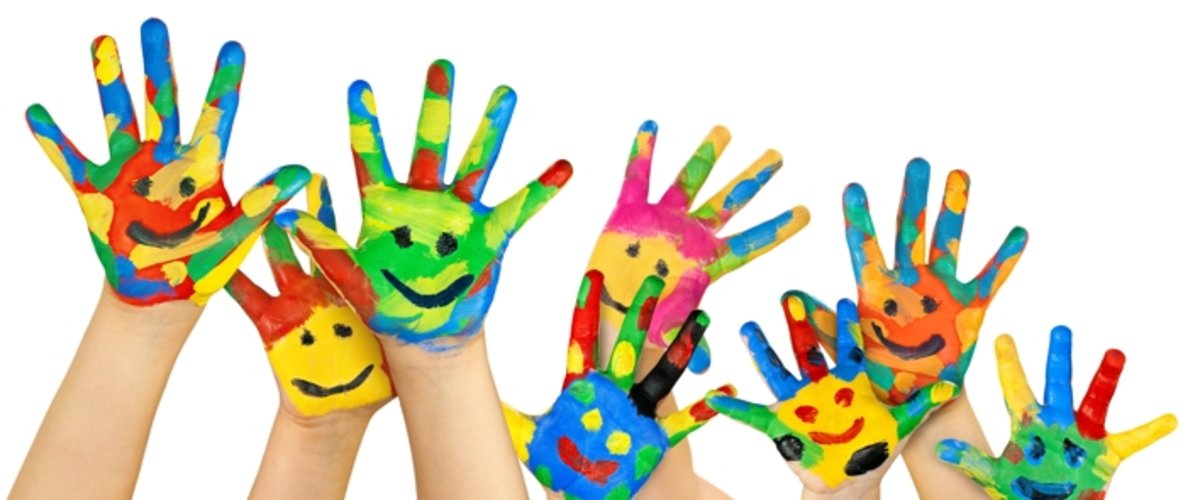Bunte Kinderhände. Foto: BeTA-Artworks/Fotolia
