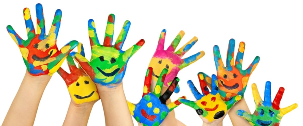 Bunte Kinderhände. Foto: BeTA-Artworks/Fotolia