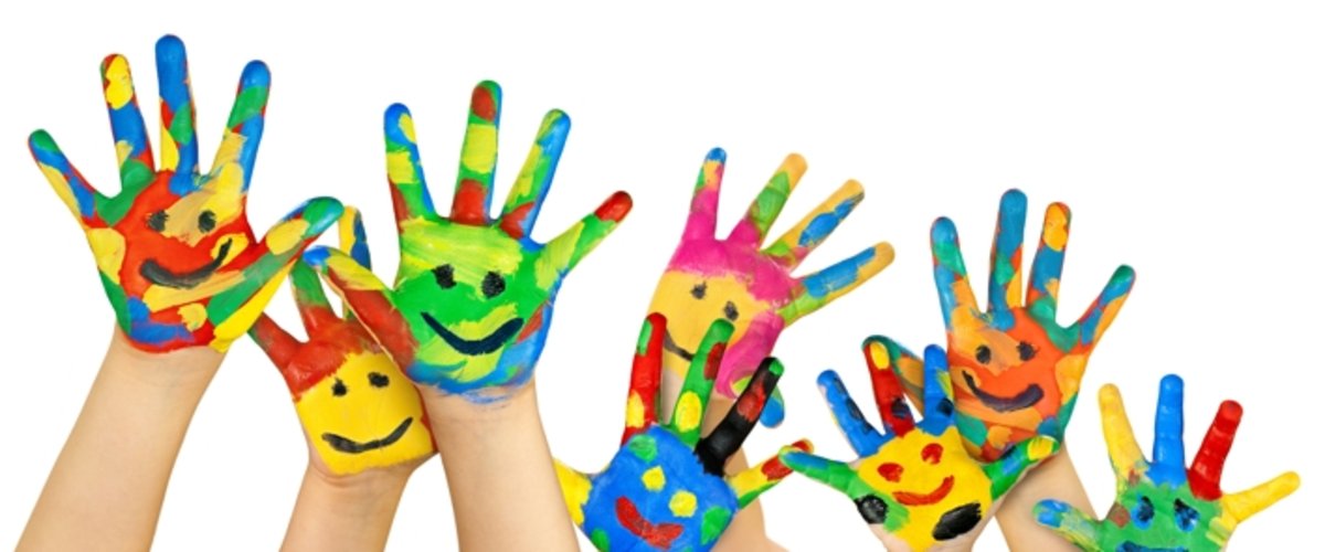 Bunte Kinderhände. Foto: BeTA-Artworks/Fotolia