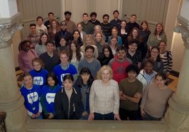 Bürgermeisterin Petra Averbeck mit internationalen Studierenden und Gastwissenschaftlerinnen und Gastwissenschaftlern. Foto: Sascha Stüber