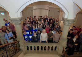 Bürgermeisterin Petra Averbeck mit internationalen Studierenden und Gastwissenschaftlerinnen und Gastwissenschaftlern. Foto: Sascha Stüber
