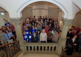 Bürgermeisterin Petra Averbeck mit internationalen Studierenden und Gastwissenschaftlerinnen und Gastwissenschaftlern. Foto: Sascha Stüber