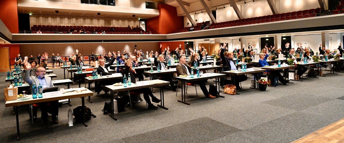Die konstituierende Sitzung des Stadtrates fand in der Kongresshalle der Weser-Ems-Hallen statt. Foto: Sascha Stüber