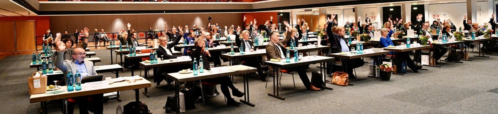 Die konstituierende Sitzung des Stadtrates fand in der Kongresshalle der Weser-Ems-Hallen statt. Foto: Sascha Stüber