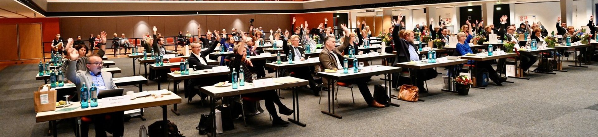 Die konstituierende Sitzung des Stadtrates fand in der Kongresshalle der Weser-Ems-Hallen statt. Foto: Sascha Stüber