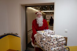 Der Nikolaus hatte auch Geschenke für die jungen Patientinnen und Patienten im Gepäck. Foto: Sascha Stüber