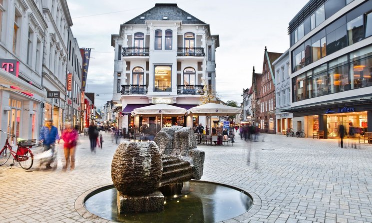 Blick auf das Brunneneck, auch Lefferseck genannt, in der Fußgängerzone, wo sich die Hauptachsen der Fußgängerzone, Lange Straße und die Achternstraße treffen beziehungsweise trennen. Foto: Verena Brandt/Oldenburg Tourismus und Marketing GmbH