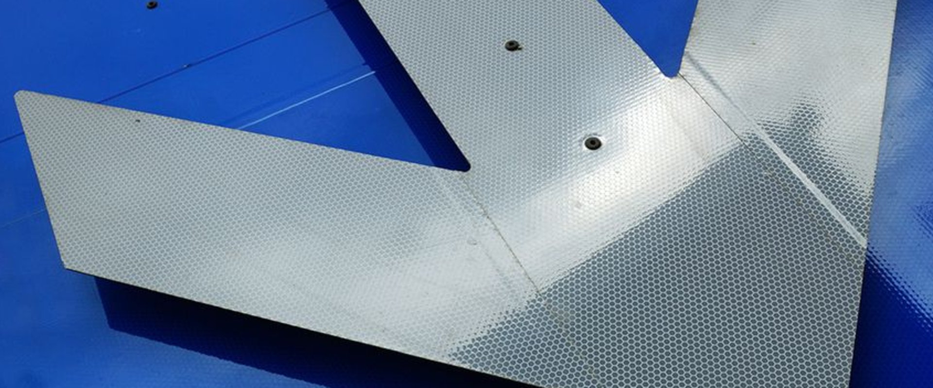 Pfeil auf blauem Hintergrund. Foto: lichtkunst.73/Pixelio
