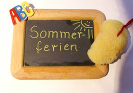 Schiefertafel mit Aufschrift Sommerferien. Foto: S. Hofschlaeger/Pixelio