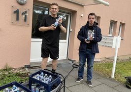 Zwei Schüler der IGS Kreyenbrück verteilen Mineralwasserflaschen in GSG Mietshäusern. Foto: IGS Kreyenbrück