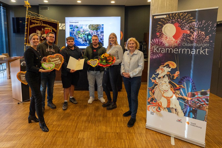 Ehrung des Umzugsbeitrages der Gruppe „Tresensport“ anlässlich des 419. Kramermarktes. Foto: Sascha Stüber