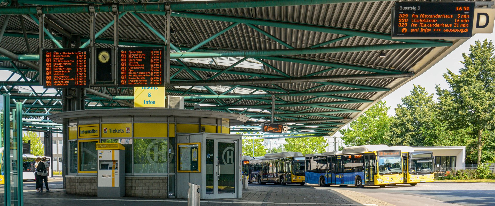 Infopoint am ZOB in Oldenburg. Foto: Mittwollen und Gradetchliev