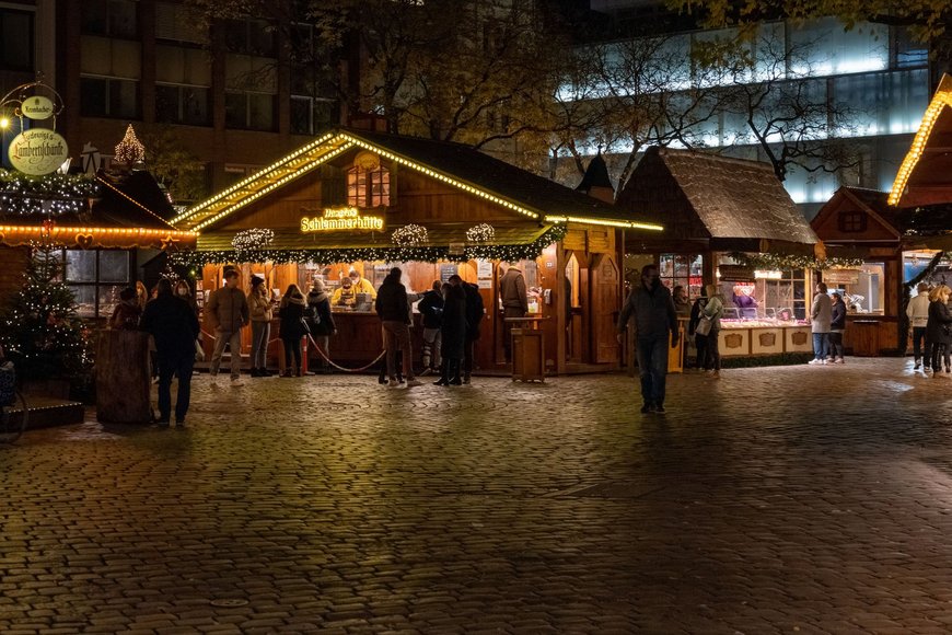 Blick auf Hansla's Blockhütte auf dem Lamberti-Markt 2021. Foto: Sascha Stüber