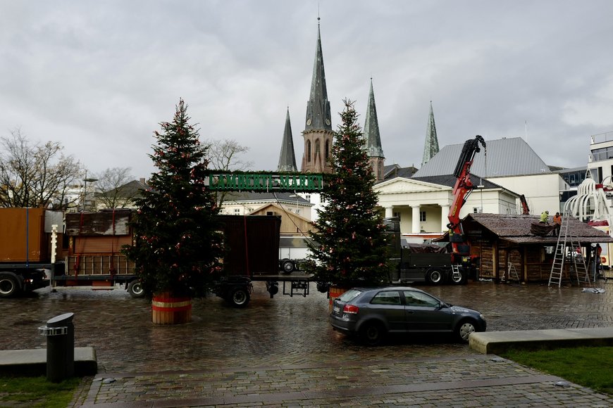 Stadt Oldenburg Der Aufbau des Lamberti-Marktes auf dem Schloßplatz am 17. November 2025. Foto: Stadt Oldenburg