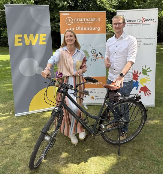 Vera Weidemann, Vorständin Personal und Recht der EWE Aktiengesellschaft, und Florian Breer, Vorstand Verein für Kinder e.V., freuen sich auf viele Kilometer für das Erreichen des dritten Etappenziels. Foto: EWE AG