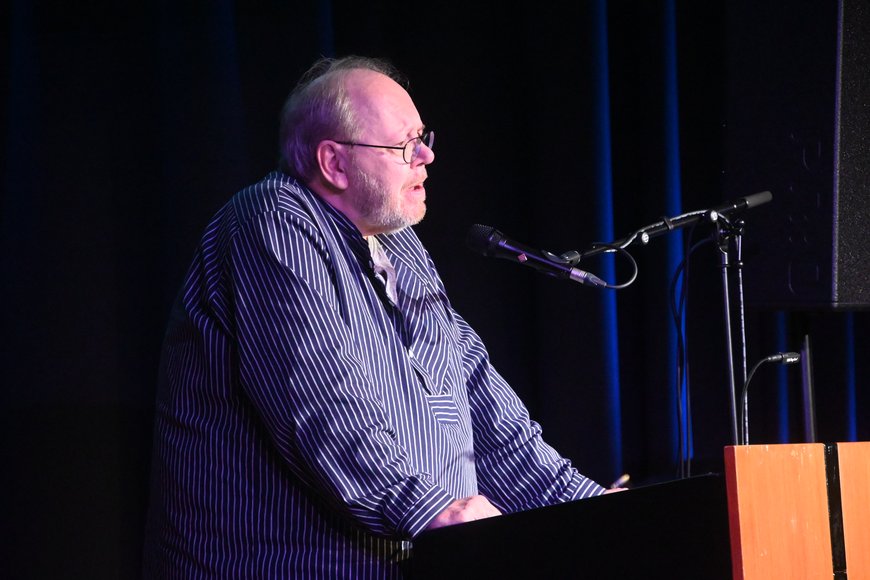 Moderator und Verleger Alfred Büngen vom Geest-Verlag. Foto: Torsten von Reeken.