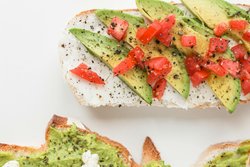 Toast mit Avocado und Tomate. Foto: Fer Martinez Gonzalez/Pexels