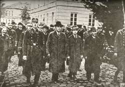 Der Fußmarsch der Oldenburger Juden am Morgen des 10. November 1938. Foto: Stadtmuseum
