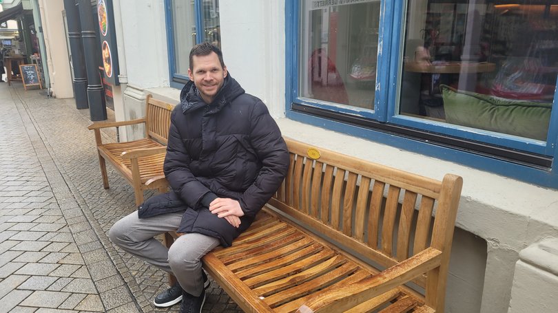 Innenstadtmanager Steffen Trawinski auf einer der mobilen Sitzbänke in der City. Foto: Stadt Oldenburg