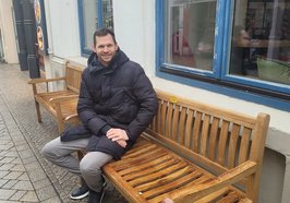 Innenstadtmanager Steffen Trawinski auf einer der mobilen Sitzbänke in der City. Foto: Stadt Oldenburg