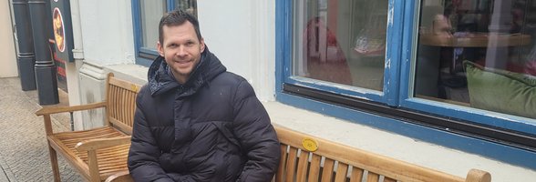 Innenstadtmanager Steffen Trawinski auf einer der mobilen Sitzbänke in der City. Foto: Stadt Oldenburg