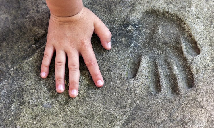 Kinderhand im Sand. Foto: bilanol/Fotolia.com