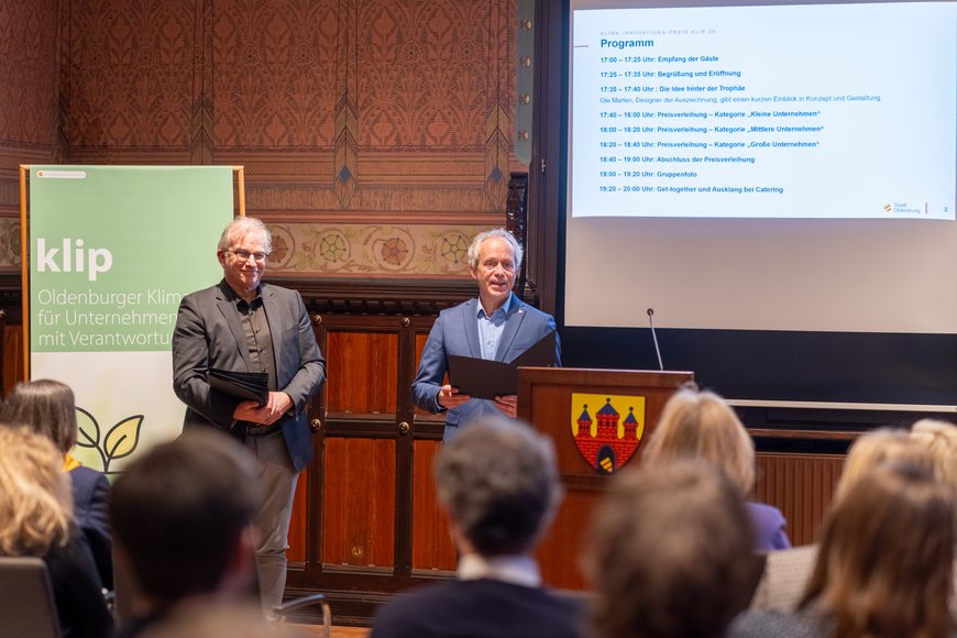 Klimaschutz kennt keine Verlierer. Übergabe der Anerkennungsurkunden durch Ralph Wilken und Roland Hentschel. Foto: Sascha Stüber