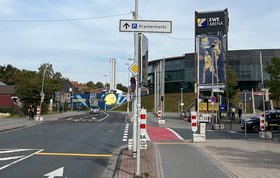 Kreuzung Straßburger Straße/Maastrichter Straße in Richtung Kramermarkt mit Schild „Parken Kramermarkt geradeaus“. Foto: Stadt Oldenburg