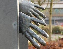 Die Hände des „Mann aus der Enge heraustretend“ von der Seite. Foto: Stadt Oldenburg