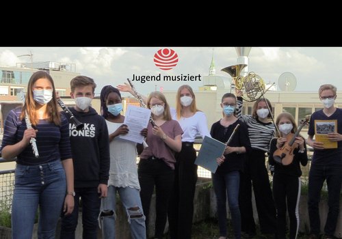 Beim diesjährigen „Jugend musiziert“-Bundeswettbewerb haben (von links) Selma Rahel Campe, Johannes Kleffner, JOYce Maliza Huntemann, Marieke Pieper, Pauline Speck, Melina Schubmann, Caroline Renz, Clara-Sophie Kleffner und Arne Dunkhase die Oldenburger Farben vertreten. Sie freuen sich, dass Oldenburg 2022 das Bundesfinale ausrichtet. Foto: Stadt Oldenburg