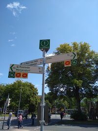 Eine tolle Nummer sind die neuen Radwegweiser mit dem Knotenpunktsystem, die ab sofort den Radlerinnen und Radlern in Oldenburg den Weg weisen. Foto: Stadt Oldenburg 