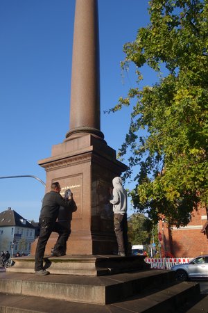 Restaurierungsarbeiten an der Friedenssäule auf dem Oldenburger Friedensplatz. Foto: Stadt Oldenburg