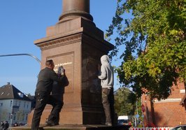 Restaurierungsarbeiten an der Friedenssäule auf dem Oldenburger Friedensplatz. Foto: Stadt Oldenburg