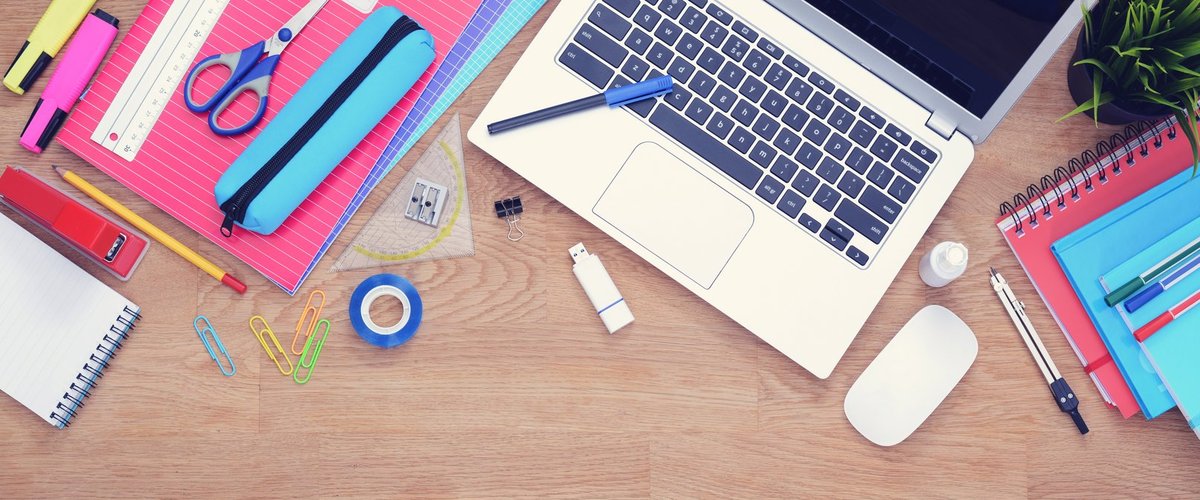 Schulutensilien und ein Laptop. Foto: bramgino/AdobeStock
