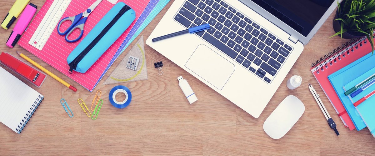 Schulutensilien und ein Laptop. Foto: bramgino/AdobeStock