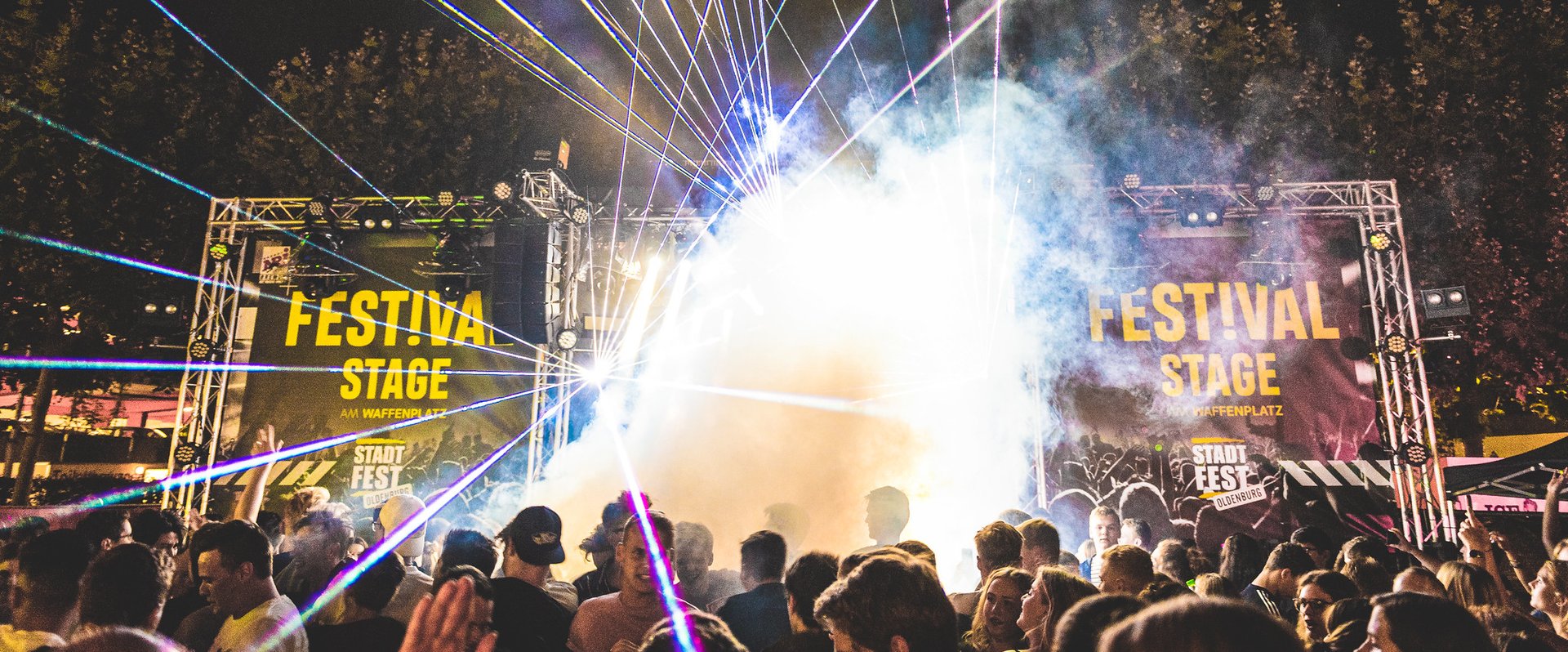 Lichtershow und Nebel auf einer Stadtfest-Bühne. Foto: E&M Marketing