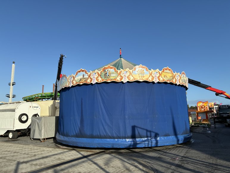 Ein Kinderkarussell beim Aufbau am 24. September 2026. Foto: Stadt Oldenburg