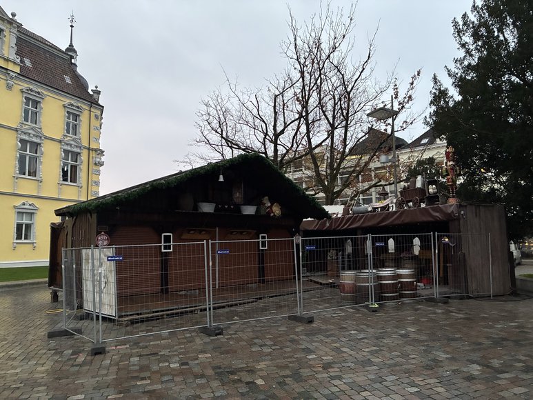 Stadt Oldenburg Das Lambertimarkt-Café beim Aufbau auf dem Lamberti-Markt am 19. November 2025. Foto: Stadt Oldenburg