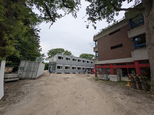 Hinter der ehemaligen Jugendherberge entsteht die Containeranlage „Alex“. Diese beherbergt künftig Klassen aus dem Neuen Gymnasium und der Oberschule Alexanderstraße. Foto: Stadt Oldenburg Foto: Stadt Oldenburg