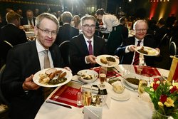 Ließen es sich am 10. März beim „Defftig Ollnborger Gröönkohl-Äten“ in Berlin schmecken: (von links) Kohlkönig Daniel Günther, Oberbürgermeister Jürgen Krogmann und Niedersachsens damaliger Ministerpräsident Stephan Weil. Foto: Torsten von Reeken