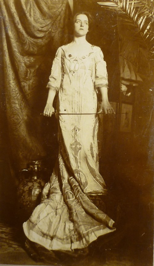 Ilna Ewers-Wunderwald in einem Jugendstilkleid, 1904 © Heinrich-Heine-Institut Düsseldorf