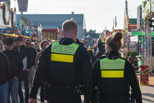 Während des Kramermarkts sind Polizeistreifen und der Zentrale Außendienst der Stadt auf dem Festgelände unterwegs. Gemeinsam mit Feuerwehr, DRK und Johanniter-Unfall-Hilfe sorgen sie für eine schnelle Ansprechbarkeit und Sicherheit. Foto: Sascha Stüber