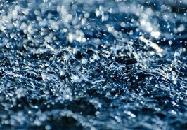 Viele Regentropfen fallen auf eine Wasserfläche. Foto: PublicDomainPictures/Pixabay