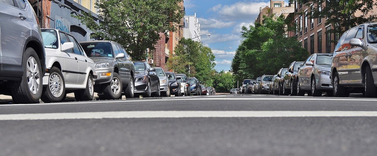Eine Straße mit parkenden Autos. Foto: GLady/Pixabay