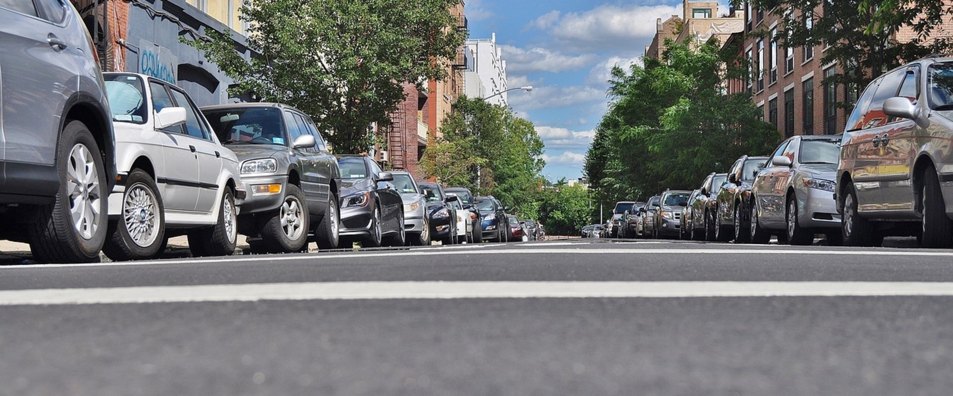 Eine Straße mit parkenden Autos. Foto: GLady/Pixabay