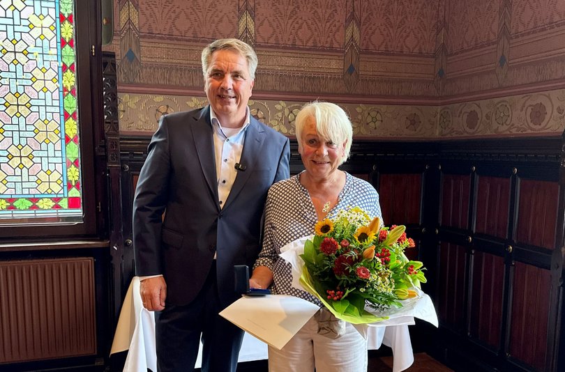 Oberbürgermeister Jürgen Krogmann verlieh Monika Klumpe im Alten Rathaus die Goldene Stadtmedaille. Foto: Stadt Oldenburg